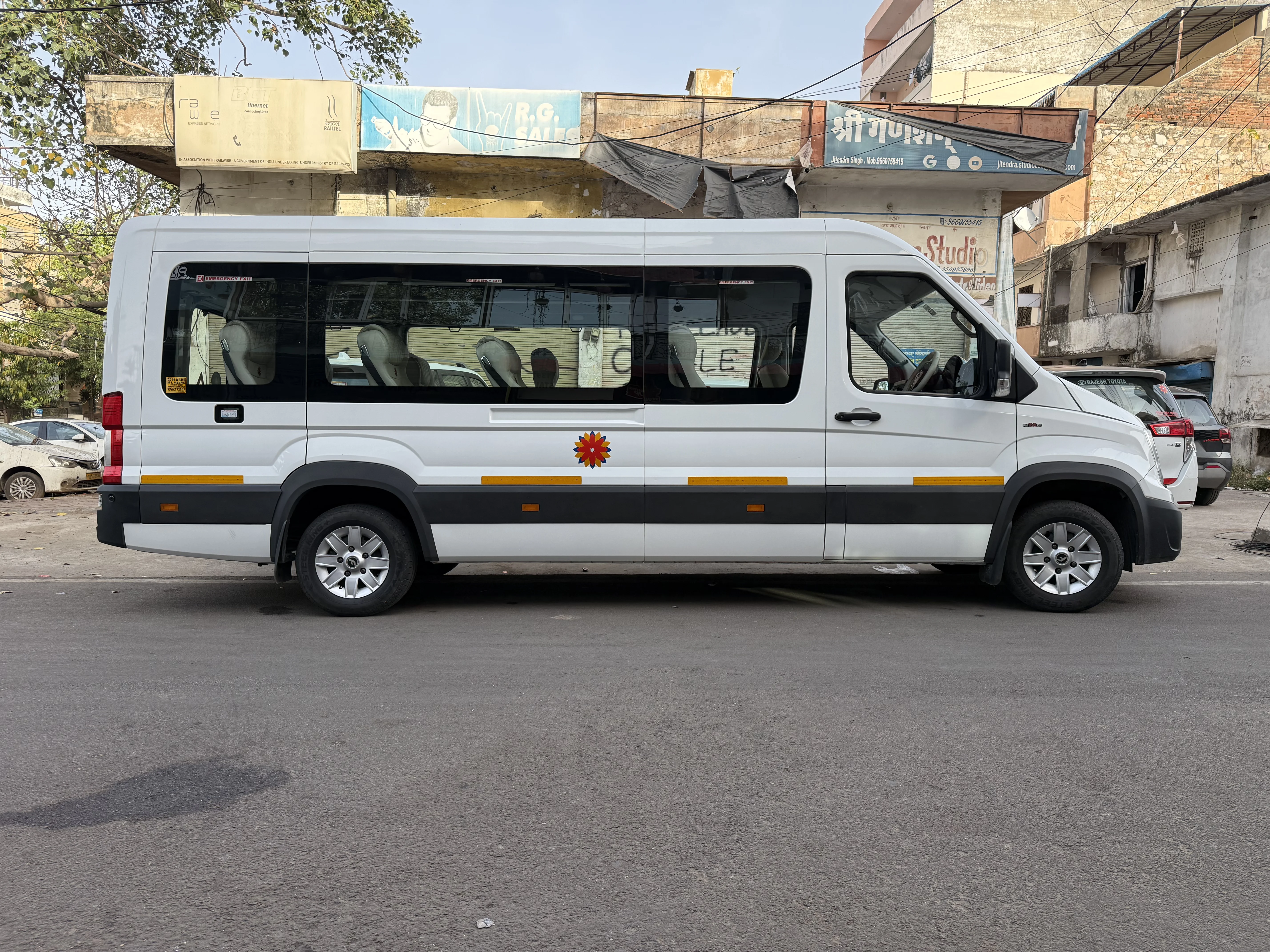 17 Seater Force Urbania on rent in Jaipur for wedding